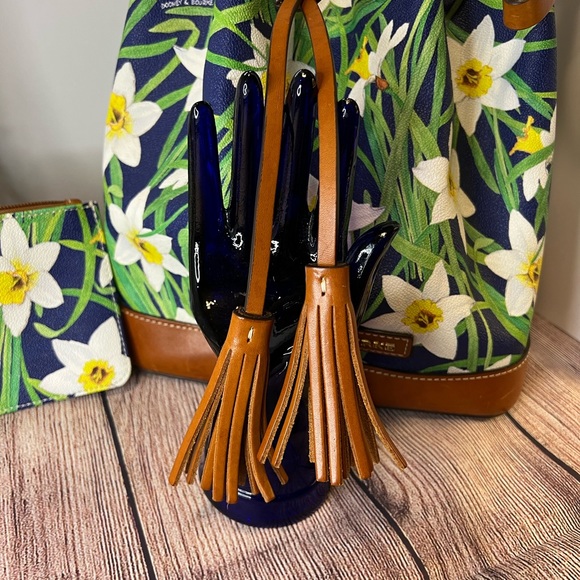 - Dooney and Bourke DAFFODIL Drawstring Tassel Bag EX COND…SORRY NO WRISTLET - Picture 5 of 5